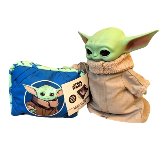 The Mandalorian Star Wars *Baby Yoda* Grogu Tablet Cuddly Pillow NEW WITH TAGS - Picture 3 of 11